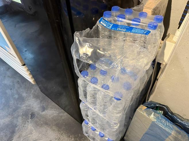 정수기 대신 손님에게 내어주는 생수 [촬영 박영서]