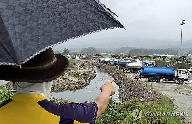 빗속 살수차 취수…휴일 잊은 운반급수 (강릉=연합뉴스) 유형재 기자 = 최악의 가뭄이 이어지는 7일 강원 강릉의 한 하천에서 살수차들이 비가 내리는 가운데 운반급수를 위해 줄지어 취수하고 있다. 2025.9.7 yoo21@yna.co.kr