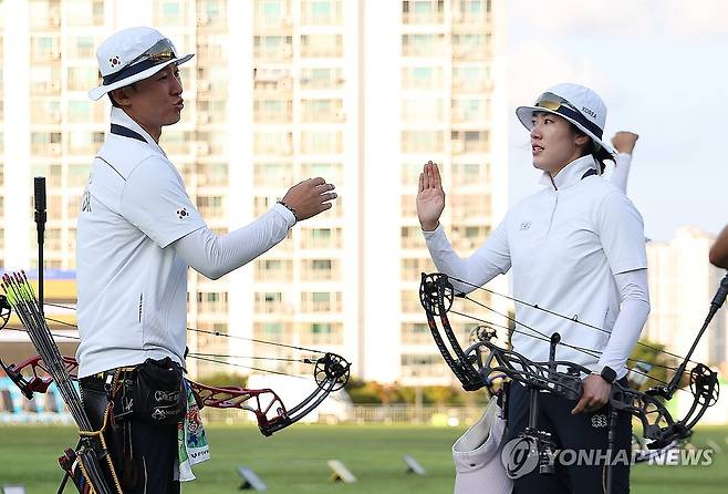 '아쉬워라' (광주=연합뉴스) 김성민 기자 = 6일 광주 남구 광주국제양궁장에서 열린 2025 세계양궁선수권대회 컴파운드 혼성 단체 8강에서 패배한 김종호와 소채원이 하이파이브하고 있다. 2025.9.6 ksm7976@yna.co.kr