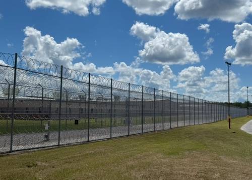 조지아주 ICE 구금시설  (포크스턴<美조지아주(州)>=연합뉴스) 이유미 특파원 = 6일(현지시간) 미국 당국의 이민단속으로 체포된 현대차-LG엔솔 배터리공장 건설 현장 직원들이 수감돼 있는 있는 조지아주 포크스턴의 이민세관단속국(ICE) 구금시설.