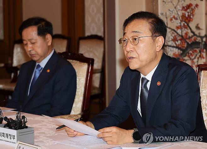 발언하는 김윤덕 장관 (서울=연합뉴스) 이정훈 기자 = 김윤덕 국토교통부 장관이 7일 서울 종로구 정부서울청사에서 열린 부동산관계장관회의에서 발언하고 있다. 2025.9.7 uwg806@yna.co.kr