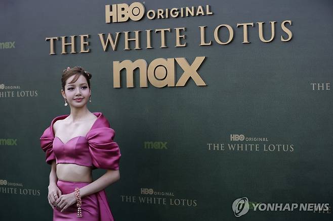 '화이트 로투스' 시즌3 공개 행사장의 블랙핑크 리사 지난 2월 14일(현지시간) 태국 방콕에서 열린 HBO 드라마 '화이트 로투스' 시즌3 공개 행사에 참석한 블랙핑크 멤버 리사. 그는 본명 라리사 마노발로 이 드라마에 출연했다.
[EPA 연합뉴스 자료사진. 재판매 및 DB 금지]