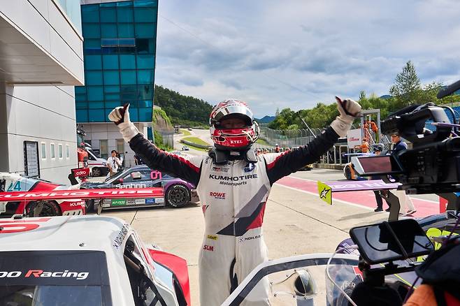 시즌 첫 우승을 기뻐하는 노동기  [슈퍼레이스 제공, 재판매 및 DB 금지]