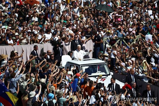 7일 시성식 후 포프모빌 타고 이동하는 레오 14세 [로이터 연합뉴스]