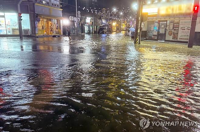 전북 군산에 시간당 152㎜ 폭우로 침수 피해 (전주=연합뉴스) 7일 전북 군산에 밤사이 시간당 150㎜ 이상의 강한 비가 내리면서 일부 지역이 침수되는 등 피해가 잇따랐다.
    전주기상지청에 따르면 이날 오전 1시 군산시 내흥동 인근에는 직전 한 시간 동안 152.2㎜의 폭우가 쏟아졌다. 이는 올해 들어 가장 강한 비다.
    사진은 침수된 전북 군산시 나운동 상가 일대 모습. 2025.9.7 [독자 제공. 재판매 및 DB 금지] photo@yna.co.kr