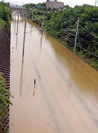 황토물로 가득한 전라선 익산-전주 구간 선로 (전주=연합뉴스) 전북지역에 장대비가 쏟아진 7일, 전라선 익산-전주 구간 철도 선로가 물에 잠겨 있다. 2025.9.7 [독자 제공. 재판매 및 DB 금지] doo@yna.co.kr