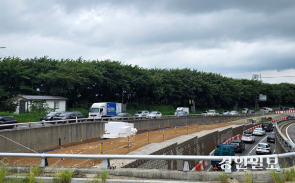 지난 1일 오전 11시 서부간선도로 오목교 부근. 광명 일직동 방향 지하차도가 폐쇄돼 차량들이 지상의 교차로를 통해 이동하다 보니, 신호 등에 정체가 발생하고 있다. 성산대교 방향 역시 차로 폭이 감소하며 정체가 생기는 상태다. 2025.9.1 /고건기자 gogosing@kyeongin.com