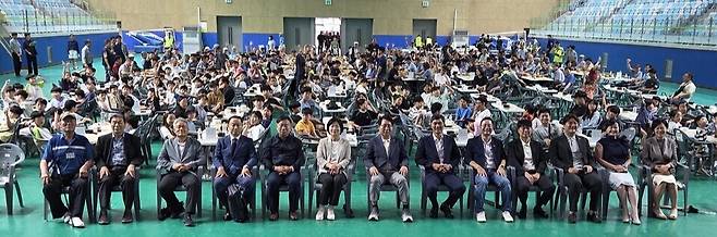 ▲ 제7회 남양주시의회의장기 바둑대회에서 참가자들이 기념사진을 찍고 있다.