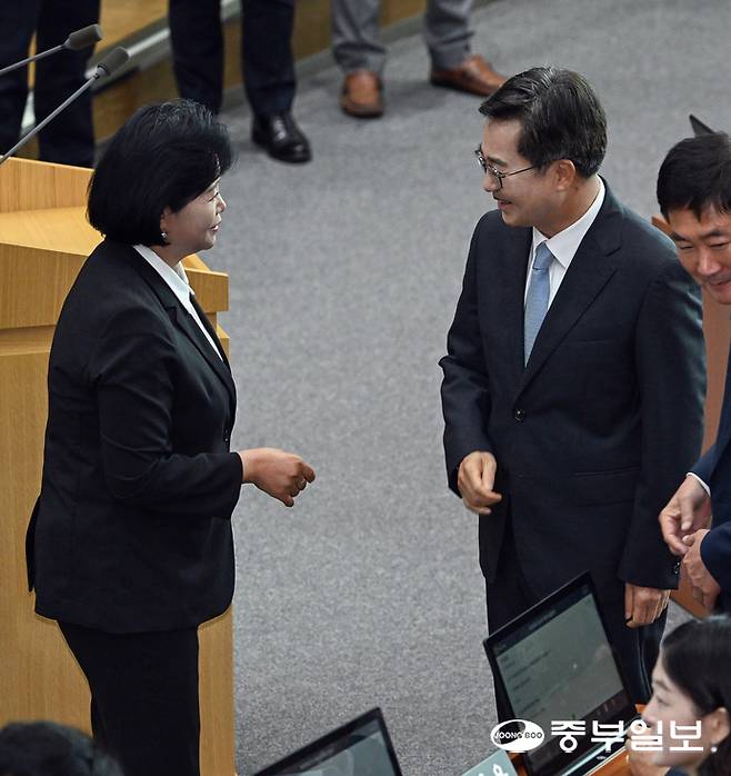 김동연 경기도지사가 8일 오전 수원시 영통구 경기도의회에서 열린 제386회 임시회 제2차 본회의에서 정윤경 경기도의회 부의장과 대화하고 있다. 임채운기자