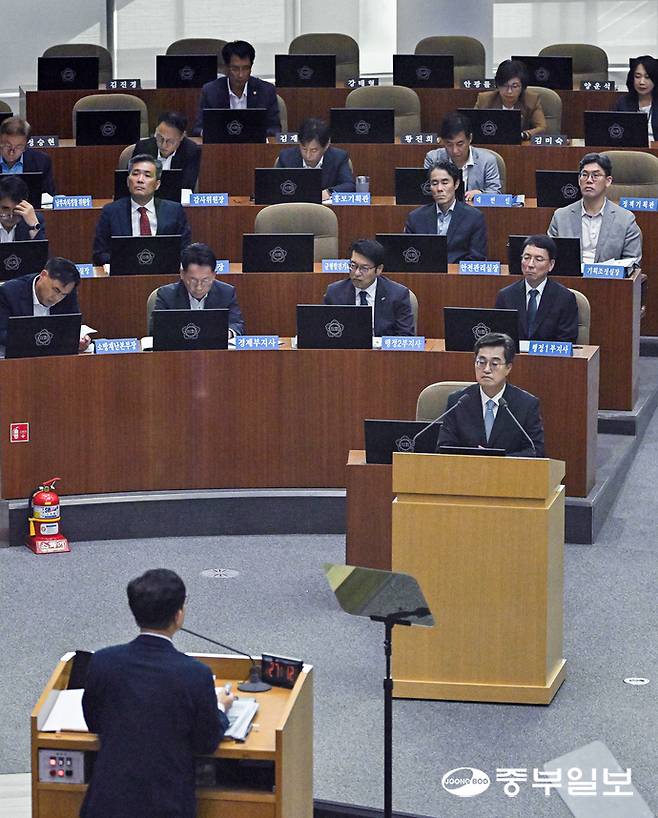 김동연 경기도지사가 8일 오전 수원시 영통구 경기도의회에서 열린 제386회 임시회 제2차 본회의에서 도의원의 대집행부 질문에 답하고 있다. 임채운기자