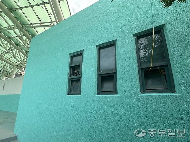 ​8일 인천시 계양구 작전동에 소재한 작전야외공연장 대기실 창문 중 일부가 파손돼 있다. 사진=노선우 기자​
