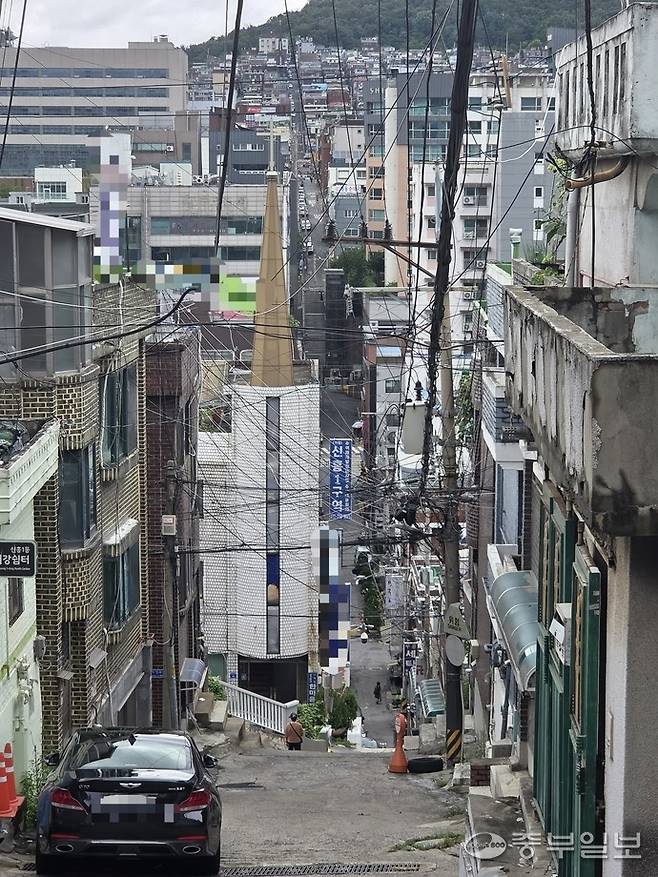 8일 오후 성남시 수정구 신흥동 일대의 급경사면에 위치한 재개발예정구역을 주민들이 힘겹게 오가고 있다. 최진규기자