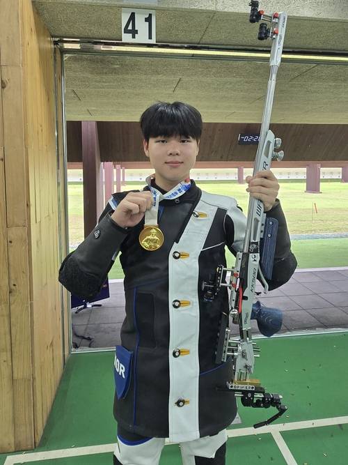 8일 대구 국제사격장에서 열린 제5회 홍범도장군배 전국사격대회서 3관왕을 달성한 전익범(인천체고)가 기념사진을 찍고 있다. 사진=인천체육고등학교