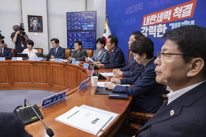 더불어민주당 정청래 대표가 8일 국회에서 열린 최고위원회에서 전날 열린 당정대 고위급 협의 결정에 따라 9월 국회에서 신속히 처리할 정부 조직법 신속 처리와 관련한 발언을 하고 있다. <연합뉴스>