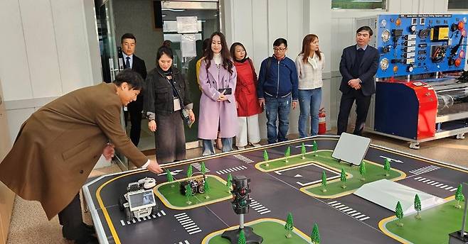 동강대학교가 2026학년도부터 국내·외 학생을 대상으로 AI미래모빌리티과 신입생을 모집하는 가운데 이공관 내 자율주행 실습실에서 자율주행 시뮬레이션 실습을 하고 있는 모습. <동강대학교 제공>