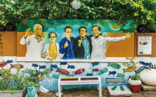 북교동 예술인 골목 벽화. 좌로부터 남농 허건, 박화성, 김우진, 김현, 차범석