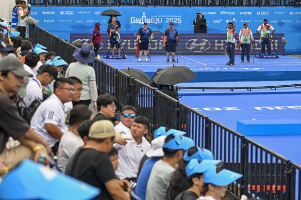 7일 광주 동구 국립아시아문화전당 5·18민주광장에서 열린 2025 세계양궁선수권대회 컴파운드 혼성 단체 경기를 관람객들이 관람하고 있다.  /김진수 기자 jeans@kwangju.co.kr