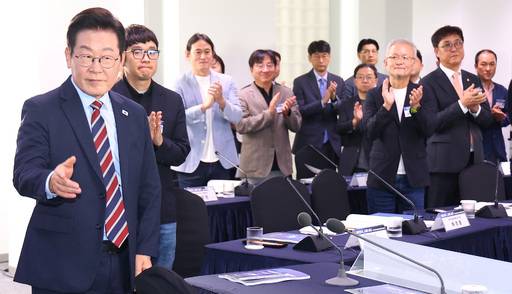 이재명 대통령이 8일 서울 중구 서울스퀘어에서 열린 국가인공지능(AI) 전략위원회 출범식에 참석해 자리에 앉고 있다. /연합뉴스 제공