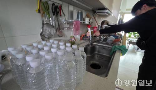 강릉시가 대규모 수용가 대상으로 제한 급수를 실시한 사흘째인 8일 강릉시내의 한 아파트에서 주민이 단수로 인해 사용할 생수를 준비하고 있다. 강릉=권태명기자