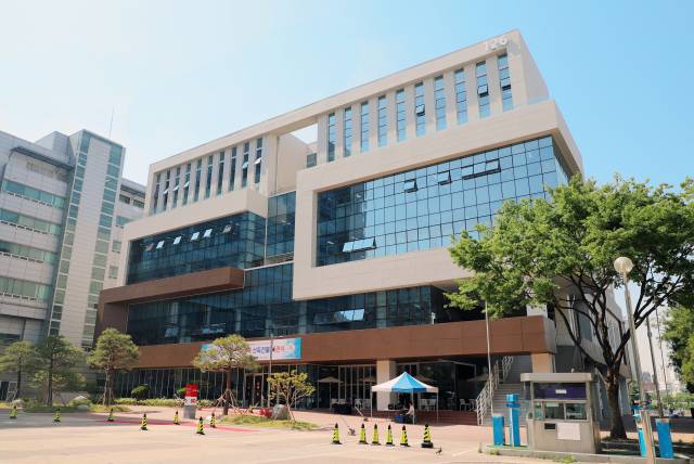 경북대학교는 대구캠퍼스(산격동)에서 간호대학 신축 건물 개관식을 열었다. 경북대 제공
