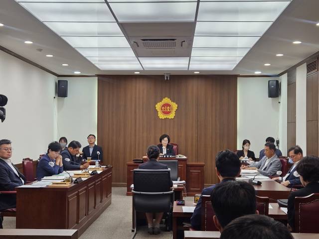 8일 오전 대구시의회 기획행정위원회 소속 시의원들이