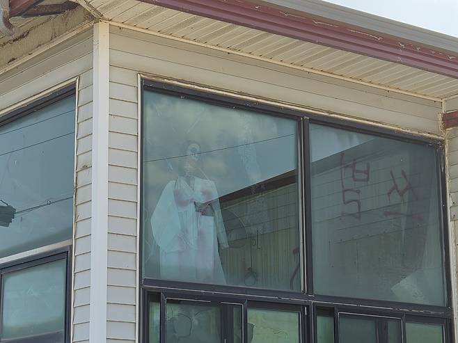 포항시 남구 호미곶면 상생의 손 조형물 인근 ‘귀신의 집’ 건물 안에 마네킹이 세워져 있다.