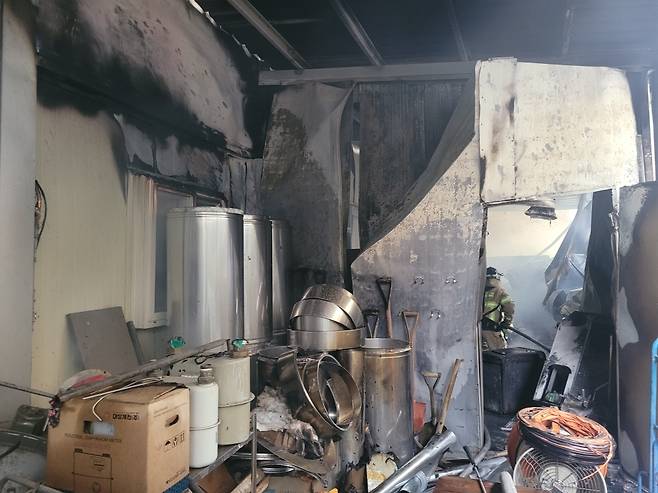 8일 불에 타 내부가 검게 그을린 포항시 남구 연일읍 택전리의 가스배관 조립·제작업체 창고 모습. /포항남부소방서 제공