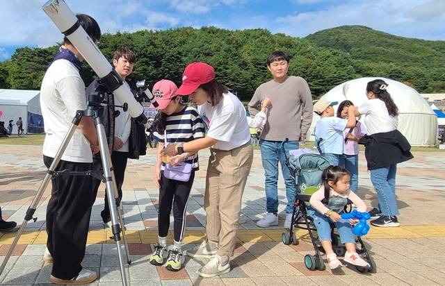 ▲ 지난해 보현산별빛축제장을 찾은 한 아이가 천체 관측 망원경을 보고 있다.