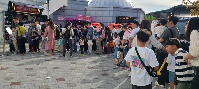 ▲ 제21회 보현산별빛축제장 주제관에 아이와 부모들이 체험을 위해 줄을 서 있다.