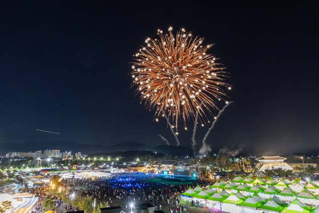 지난해 열린 2024상주세계모자페스티벌 전야제 불꼴놀이 행사 상주시 제공