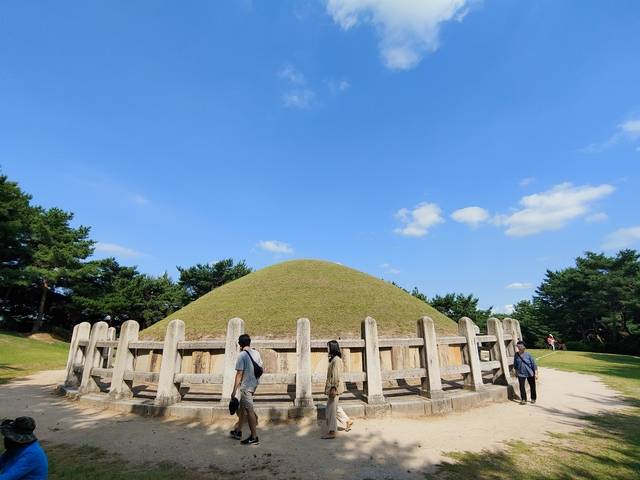 김유신 장군은 죽어서 흥무왕으로 추서됐다. 경주 서악 송화산 자락의 김유신 장군묘.