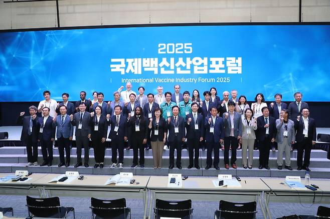 8일 경북 안동국제컨벤션센터에서 '2025 국제백신산업포럼' 개막식이 열렸다.<안동시 제공>