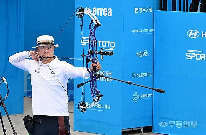 2025광주세계양궁선수권대회 남자 컴파운드 개인 16강 전에 출전한 대한민국 최용희가 수많은 팬들이 지켜보는 5·18민주광장 경기장에서 USA 제임스 러츠 전 승리를 위해 과녁을 향해 활 시위를 당기고 있다.
특별취재반=양광삼기자 ygs02@mdilbo.com