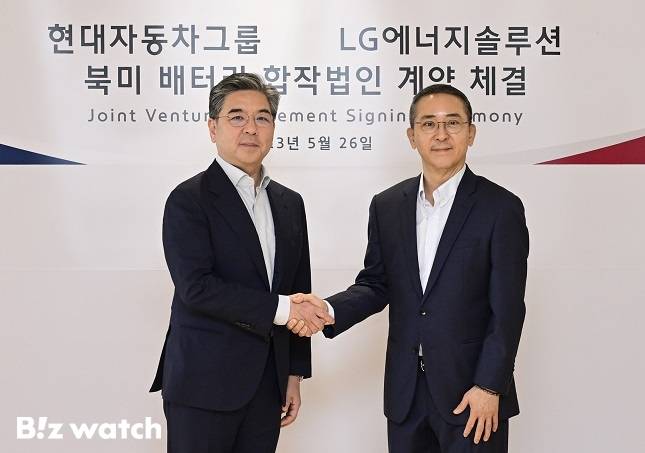 현대차그룹과 LG에너지솔루션은 2023년 5월 26일 북미 배터리 합작법인 계약을 체결했다. 장재훈 현대차 대표이사 사장(왼쪽)과 권영수 LG에너지솔루션 대표이사 부회장이 계약 체결식에서 기념 촬영을 하는 모습.&nbsp; /사진=현대차그룹 제공