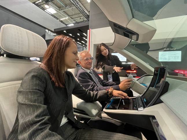 현대모비스 홀로그래픽 윈드쉴드 디스플레이를 관람객이 체험하고 있다./사진=한국자동차기자협회 출장기자단