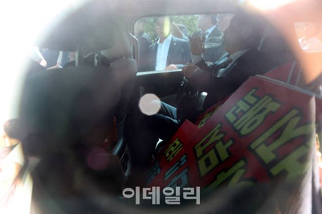 [이데일리 노진환 기자] 김형석 독립기념관장이 8일 오전 서울 여의도 국회 소통관에서 기자회견 후 시민단체 회원들의 사퇴 요구를 받으며 국회를 나서고 있다.