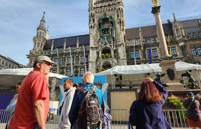 9월 7일(현지시간) 독일 뮌헨 마리엔 광장에서 관광객들이 IAA 부스를 살펴보고 있다. (사진=이데일리 이배운 기자)