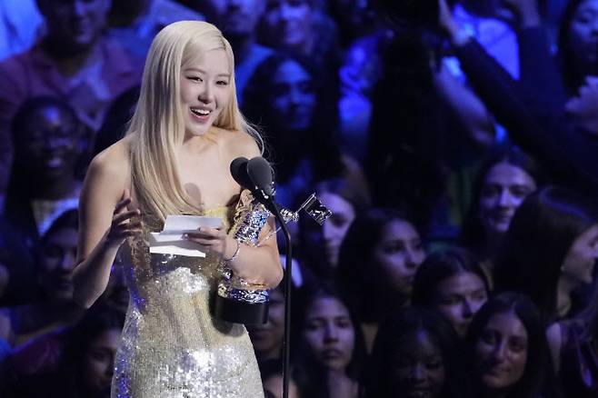 걸그룹 블랙핑크의 로제가 8일 미국 뉴욕 UBS아레나에서 열린 ‘2025 MTV 비디오 뮤직 어워즈’에서 히트곡 ‘아파트’로 ‘올해의 노래’ 상을 받고 소감을 말하고 있다.(사진=AP)