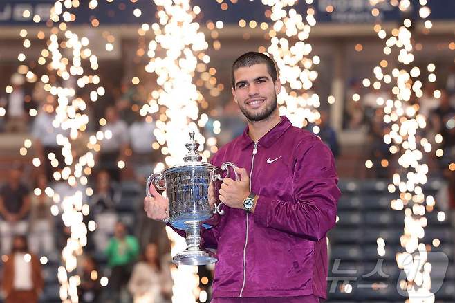 카를로스 알카라스가 8일(한국시간) 열린 2025 US오픈 남자 단식 결승에서 얀니크 신네르를 3-1로 꺾고 우승컵을 들었다. ⓒ AFP=뉴스1
