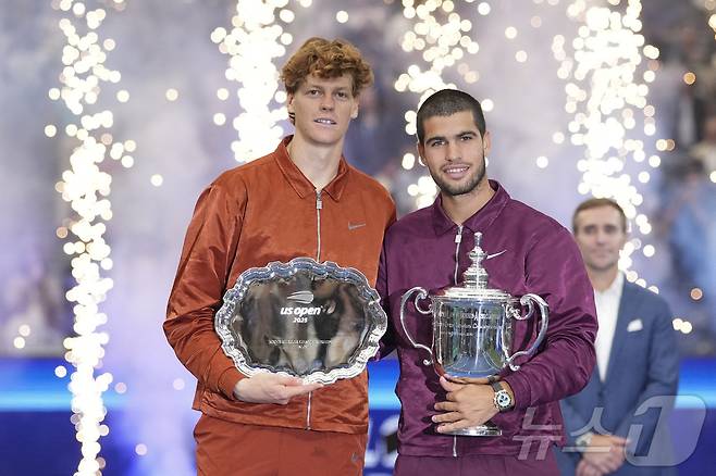 US오픈에서 우승한 알카라스(오른쪽)와 신네르. 둘은 올 시즌 4개의 메이저대회 우승을 양분했다.ⓒ 로이터=뉴스1