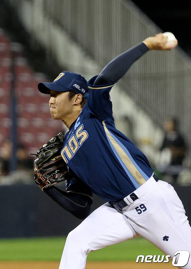 22일 오후 서울 잠실야구장에서 열린 프로야구 '2023 신한은행 SOL KBO리그' LG트윈스와 NC 다이노스의 경기 4회말 구원 등판한 NC 구창모가 역투하고 있다. 2023.9.22/뉴스1 ⓒ News1 장수영 기자