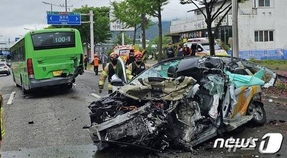 21일 오전 9시 9분쯤 대구 수성구 연호동 방공포병학교 인근 교통사고 현장.(대구소방본부 제공. 재판매 및 DB 금지)