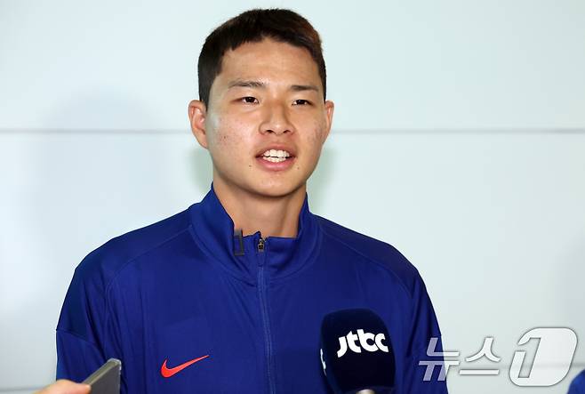 2025 FIFA 20세 이하 (U-20) 월드컵 대표팀 김현오가 8일 오후 인천공항에서 출국에 앞서 인터뷰를 하고 있다. B조에 편성된 대표팀은 한국 시간으로 28일 우크라이나, 10월1일 파라과이, 4일 파나마와 차례로 맞붙는다. 2025.9.8/뉴스1 ⓒ News1 김명섭 기자