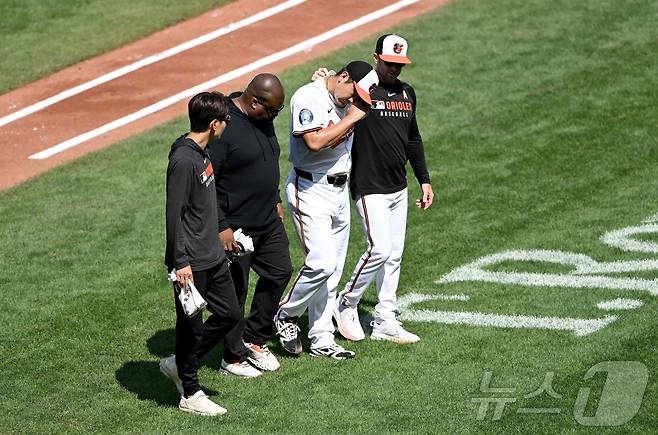 타구에 맞고 교체되는 스가노. ⓒ AFP=뉴스1
