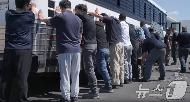 미국 이민세관단속국 ICE(U.S. Immigration and Customs Enforcement)가 조지아주 내 현대자동차그룹과 LG에너지솔루션 합작 배터리 공장 건설 현장의 한국인 직원 300여 명을 기습 단속·구금하는 영상을 공개했다. (ICE 홈페이지. 재판매 및 DB금지) 2025.9.6/뉴스1