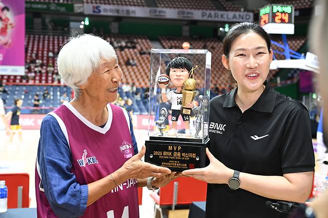 박신자(왼쪽)와 박정은 감독(오른쪽)의 모습. 사진 | WKBL