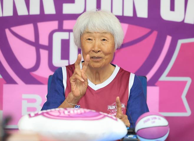 박신자가 인터뷰에 임하고 있다. 사진 | 연합뉴스