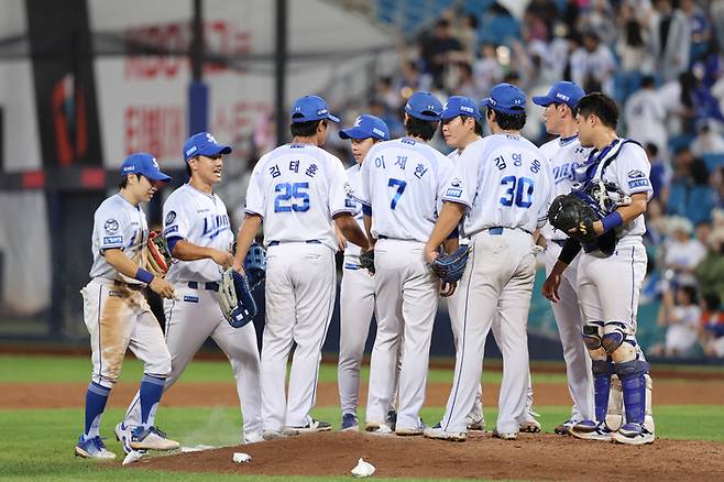 삼성 선수들이 5일 대구삼성라이온즈파크에서 열린 2025 KBO리그 키움전에서 8-3으로 승리한 뒤 기뻐하고 있다. 사진 | 삼성 라이온즈