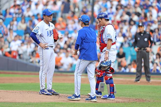 삼성 이승현이 6일 대구삼성라이온즈파크에서 열린 2025 KBO리그 한화전에서 투수 코치와 이야기를 나누고 있다. 사진 | 삼성 라이온즈