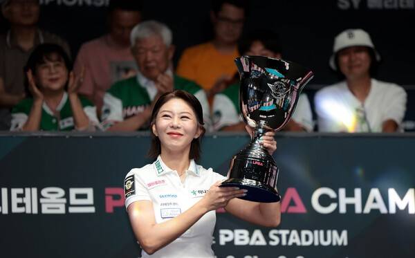 7일 경기도 고양시 고양 킨텍스 PBA 스타디움에서 열린 2025-26시즌 4차투어 'SY 베리테옴므 PBA-LPBA 챔피언십' LPBA 결승서 스롱 피이비를 꺾고 우승을 차지한 김가영이 기뻐하고 있다. /사진=PBA